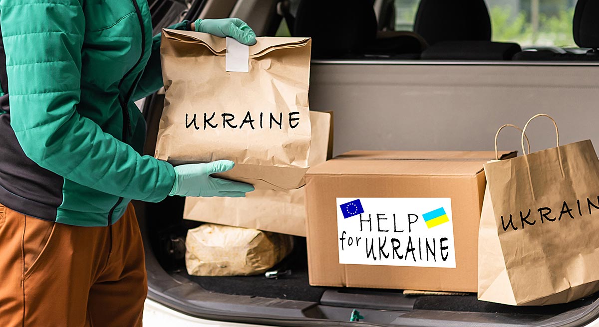 Hilfspakete für die Ukraine in einem Kofferraum