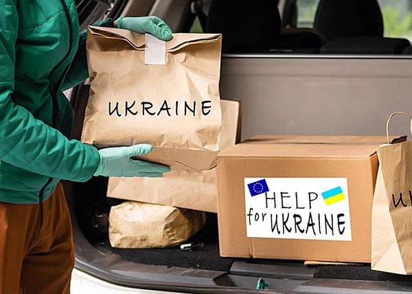 Hilfspakte für die Ukraine in einem Kofferraum.